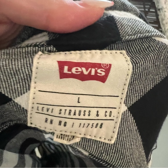 Levi’s black plaid button down shirt - Picture 6 of 6